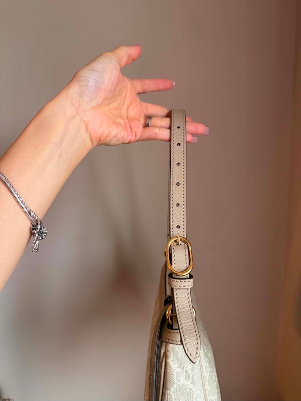 Gucci Beige GG Supreme Shoulder Bag with Gold Hardware - Picture 4 of 16